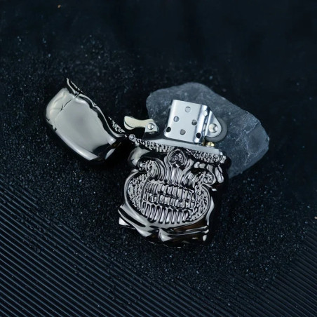 Vue detaille Briquet Tête de Mort Crâne Massif Chromé “Rictus Brutal” - 4  couleurs au choix !