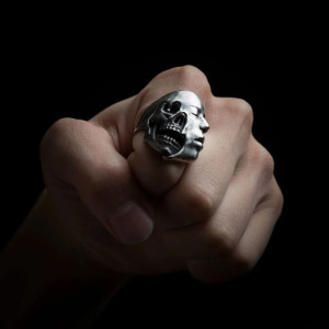 Vue portee Bague Tête de Mort "Masque de l'Ultime Vérité"
