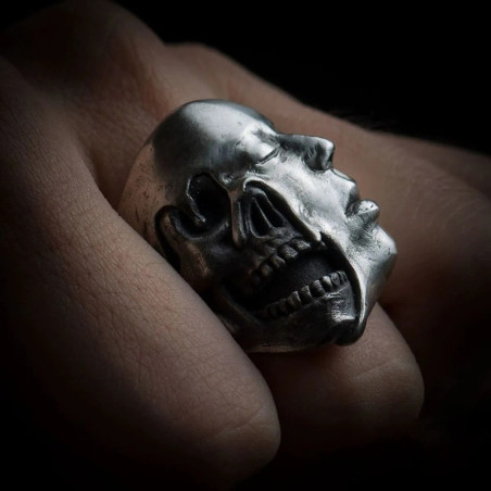 Vue portee Bague Tête de Mort "Masque de l'Ultime Vérité"