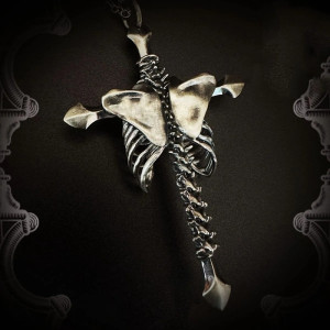 Pendentif Goth Rock Croix Cage Thoracique Tête de Mort