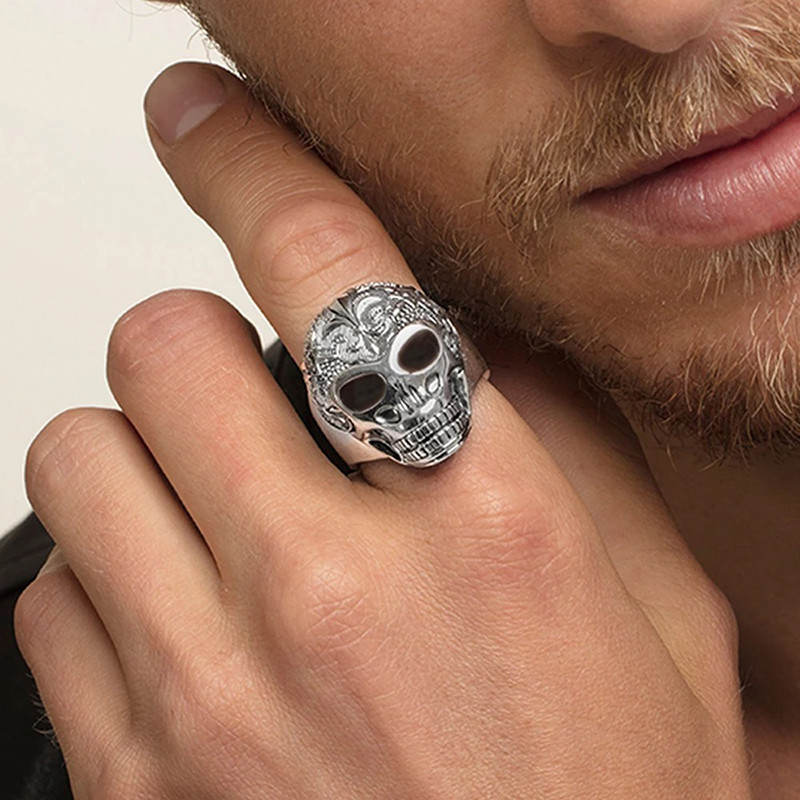 Vue portee Bague Tête de Mort Fleur de Lys