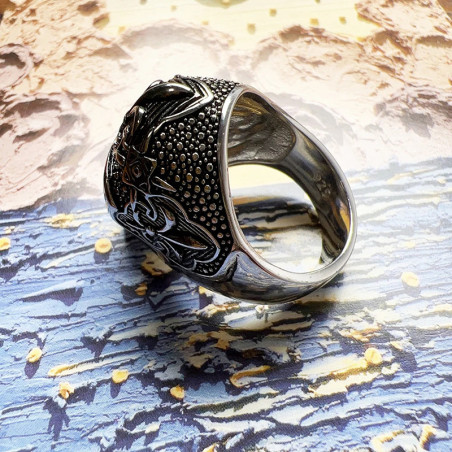 Vue Laterale Bague Tête de Mort Fleur de Lys