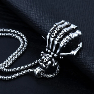 Vue de Cote Pendentif Main Squelette Tête de Mort
