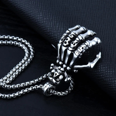 Vue de Cote Pendentif Main Squelette Tête de Mort