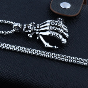 Vue Laterale Pendentif Main Squelette Tête de Mort