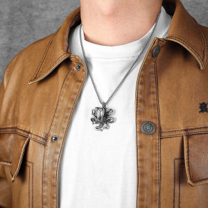 Vue portee Collier Pendentif Poulpe Kraken Gothique