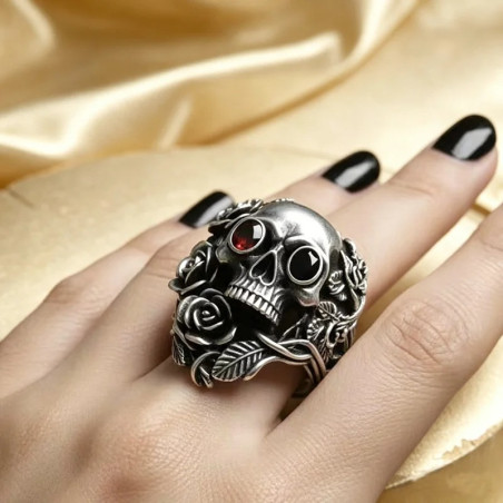 Vue portee Bague Tête de Mort Roses et Oeil Rubis
