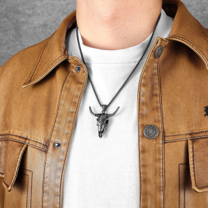 Vue portee Collier Tête de Mort Crâne de Taureau