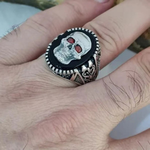 Vue portee Bague Tête de Mort Cabochon Onyx Yeux Rouges