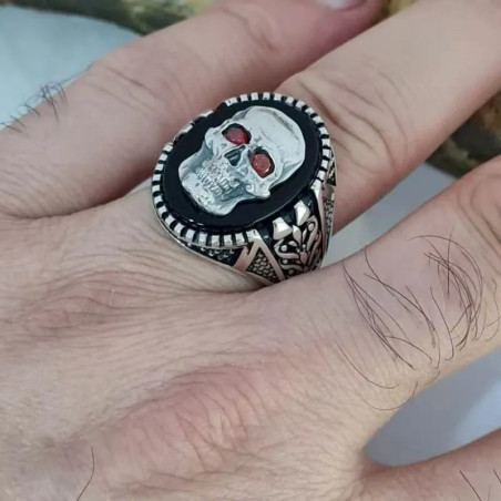 Vue portee Bague Tête de Mort Cabochon Onyx Yeux Rouges