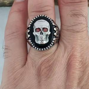 Vue portee Bague Tête de Mort Cabochon Onyx Yeux Rouges