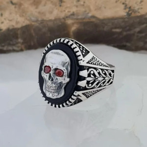 Vue Laterale Bague Tête de Mort Cabochon Onyx Yeux Rouges