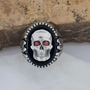 Avant Bague Tête de Mort Cabochon Onyx Yeux Rouges