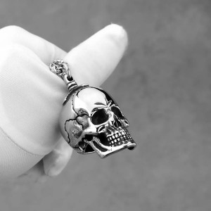 Vue de cote Pendentif Tête de Mort Crâne Humain en Acier