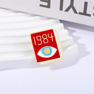 Vue de Face Pins Gothique Littéraire “1984 - Œil de Surveillance”