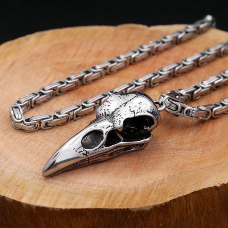 Vue de Cote Pendentif Crâne de Corbeau Gothique