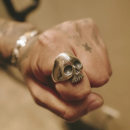 Vue portee Bague Tête de Mort Crâne Lisse "Design Minimaliste"