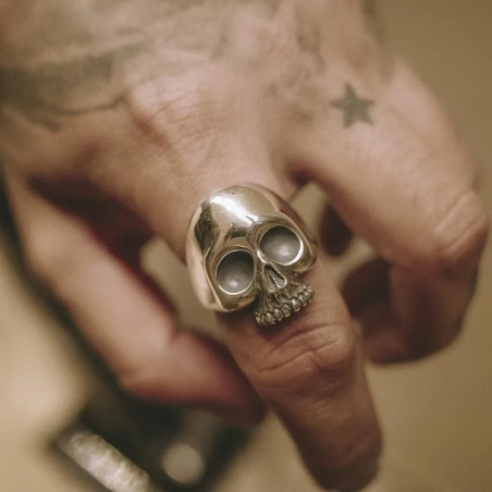 Vue portee Bague Tête de Mort Crâne Lisse "Design Minimaliste"
