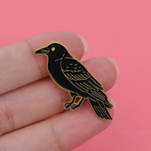 Pins Gothique Corbeau Noir des Ténèbres aux Reflets Dorés