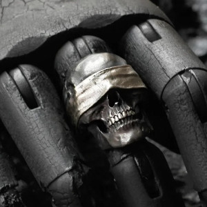 Vue portee Bague Tête de Mort Justice Aveugle Couleur Argent