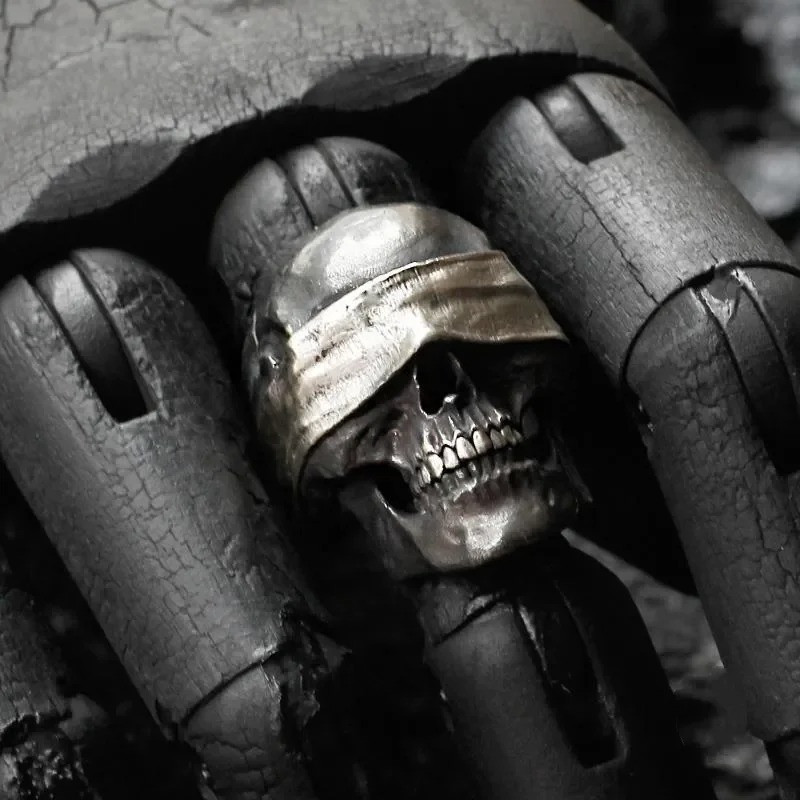 Vue portee Bague Tête de Mort Justice Aveugle Couleur Argent