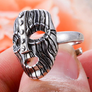 Vue Laterale Bague Tête de Mort Masque en Bois Clouté