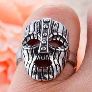 Vue portee Bague Tête de Mort Masque en Bois Clouté