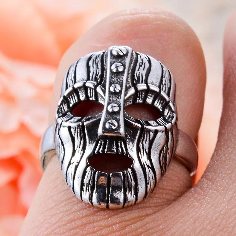 Vue portee Bague Tête de Mort Masque en Bois Clouté