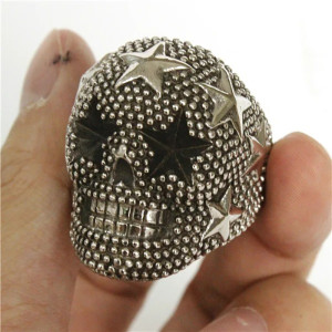 Avant Bague Tête de Mort Texture Perlée et Étoiles