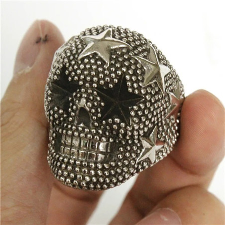Avant Bague Tête de Mort Texture Perlée et Étoiles