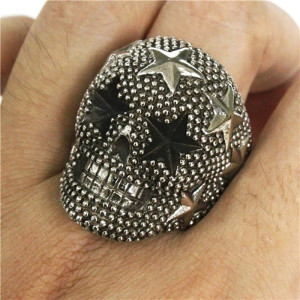 Vue portee Bague Tête de Mort Texture Perlée et Étoiles