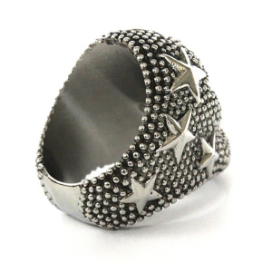 Vue Arrierre Bague Tête de Mort Texture Perlée et Étoiles