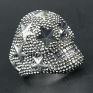 Vue Laterale Bague Tête de Mort Texture Perlée et Étoiles