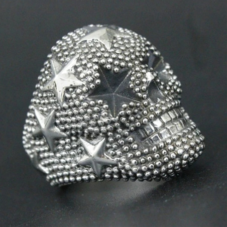 Vue Laterale Bague Tête de Mort Texture Perlée et Étoiles