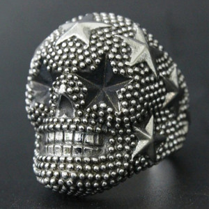 Vue de face Bague Tête de Mort Texture Perlée et Étoiles