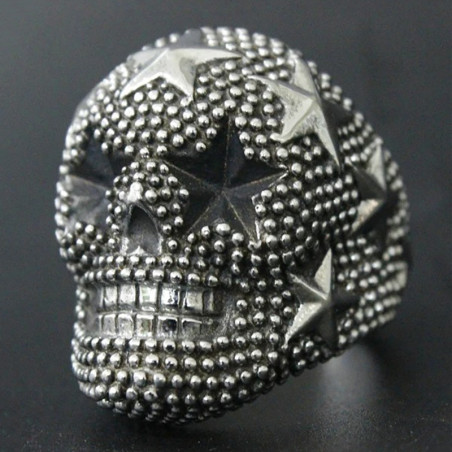 Vue de face Bague Tête de Mort Texture Perlée et Étoiles