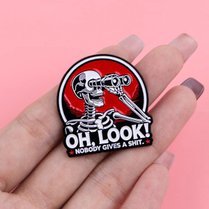 Pins Tête de Mort Squelette aux Jumelles "Oh Look! Nobody Gives a Shit" Humour Noir