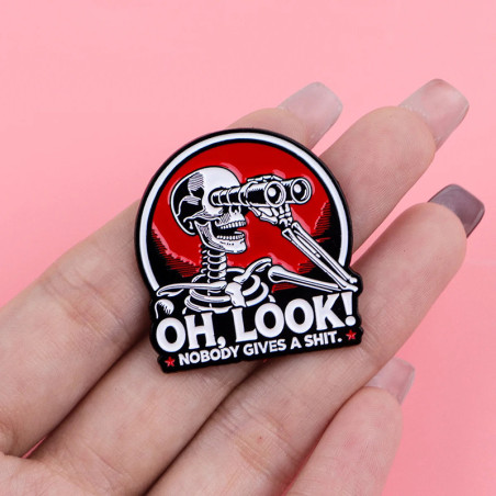 Pins Tête de Mort Squelette aux Jumelles "Oh Look! Nobody Gives a Shit" Humour Noir