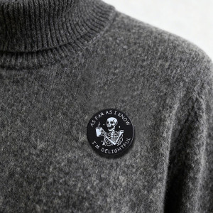 Vue portee Pins Tête de Mort Squelette au Café "As Far As I Know I'm Delightful"