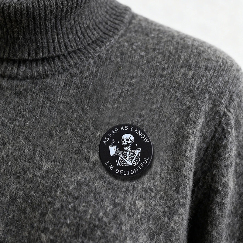 Vue portee Pins Tête de Mort Squelette au Café "As Far As I Know I'm Delightful"