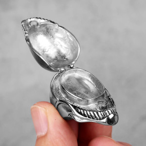 Vue detaille Bague Tête de Mort Créature Alien