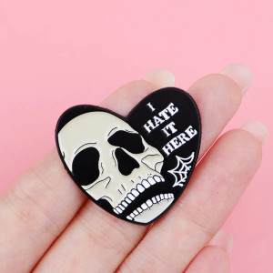 Pins Tête de Mort Cœur Squelette "I Hate It Here" Style Gothique