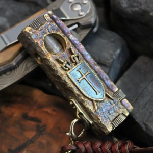 Vue Arrierre Briquet Chevalier Croisé “Flamme Sacrée”