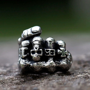 Vue de face Bague Tête de Mort Poing d'Acier
