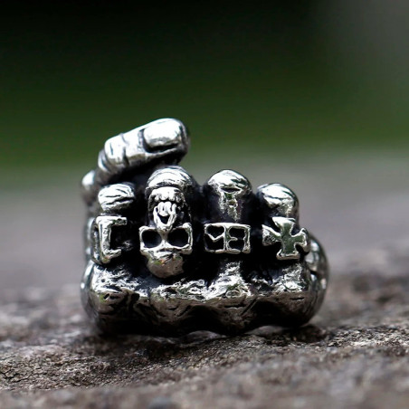 Vue de face Bague Tête de Mort Poing d'Acier