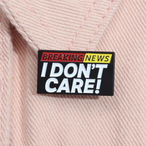 Vue de face Pins Rock Flash Info "Breaking News: I Don't Care!" Humour Cynique