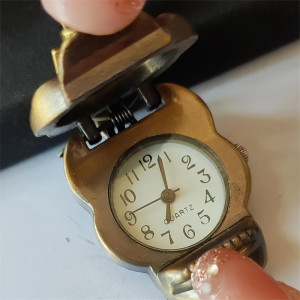 Vue detaille Porte-clés Montre Tête de Mort Horloge Cachée