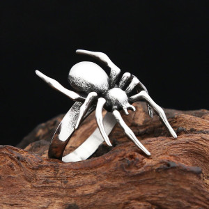 Vue de face Bague Rock Goth Veuve Noire