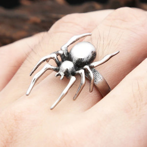 Vue portee Bague Rock Goth Veuve Noire