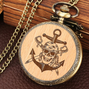 Vue de Face Montre à Gousset Tête de Mort Pirate en Bois